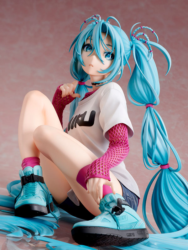 Hatsune Miku x Mai Yoneyama The Latest Street Style "Cute" 1/4