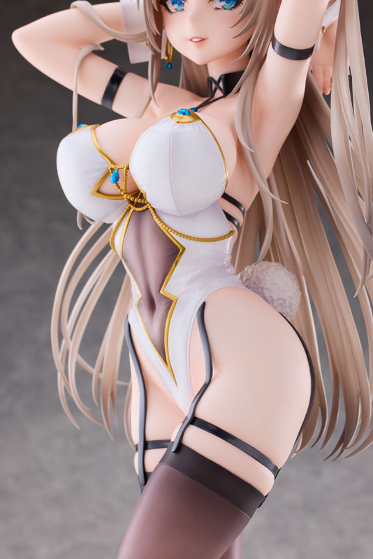 White Bunny Onee-san Illustrated by sakiyamama 1/4